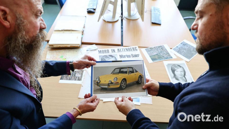 In solch einem Auto - das Bild ist KI-generiert - soll der Täter laut Zeugenaussagen mit Marion Baier vor der Tat gestritten haben. Gehalten wird es von Patrick Merten (r), Leiter des Cold Case „Marion Baier“ und Michael Dietsch, Leiter der Kripo Fürth. Bild: Daniel Löb/dpa