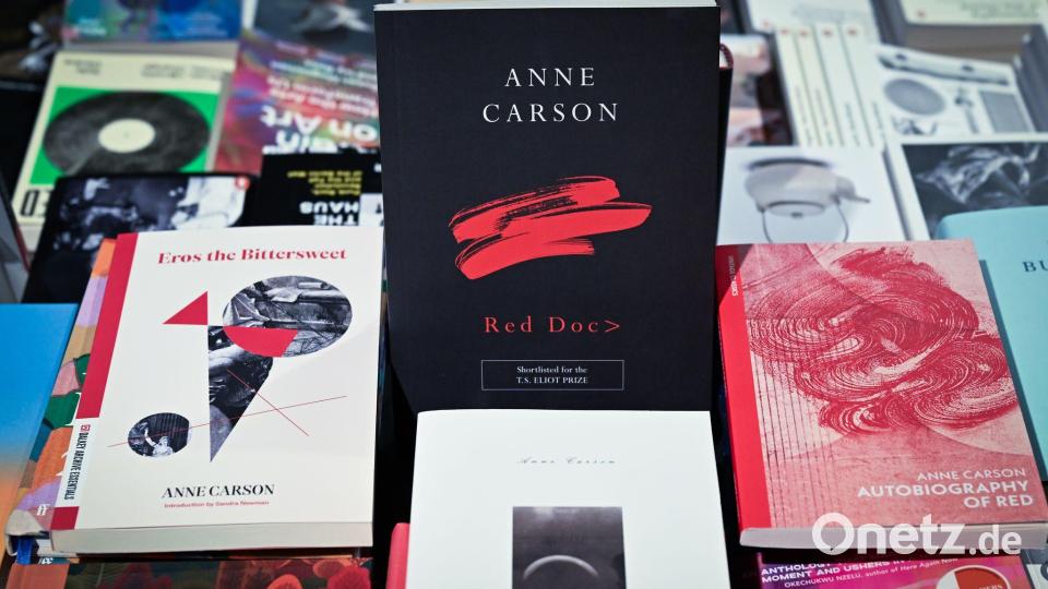 „Autobiography of Red“ gilt als größtes Werk der Kanadierin - hier zusammen mit dem Nachfolger „Red Doc“ und Carsons Essay „Eros the Bittersweet“. Bild: Soeren Stache/dpa