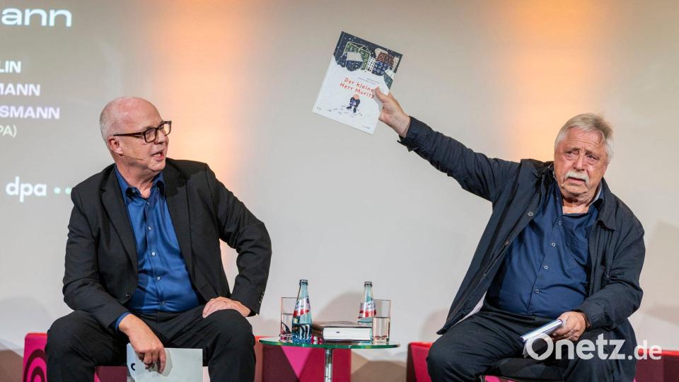 Wolf Biermann zeigt sein Kinderbuch „Der kleine Herr Moritz“, das in neuer Aufmachung erschienen ist. Bild: Andreas Arnold/dpa