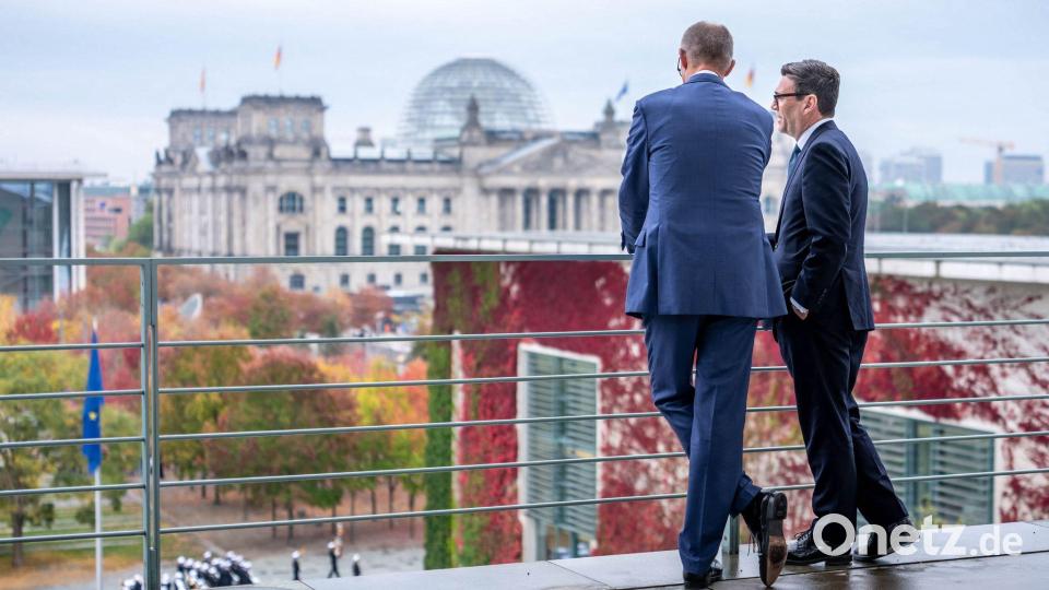 Beim Treffen mit seinem britischen Amtskollegen Andy Burnham sprach Kanzler Merz von einem historischen Tag. Bild: Michael Kappeler/dpa