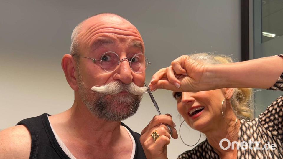 Für Moderatorin Barbara Schöneberger (r) hat sich Horst Lichter den Bart stutzen lassen. (Handout) Bild: ---/SWR/Kimmig Entertainment/dpa