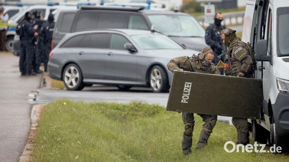 Spezialkräfte der Polizei sind nach schussähnlichen Geräuschen in Berngau (Landkreis Neumarkt in der Oberpfalz) im Einsatz. Bei Schüssen sind nach ersten Erkenntnissen der Polizei zwei Menschen verletzt worden. Bild: Tizian Gerbing/dpa