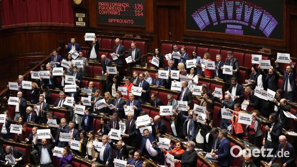 Die linke Opposition kritisiert das Vorhaben und nennt die Reform "Betrugsgesetz". Bild: Andrew Medichini/AP/dpa