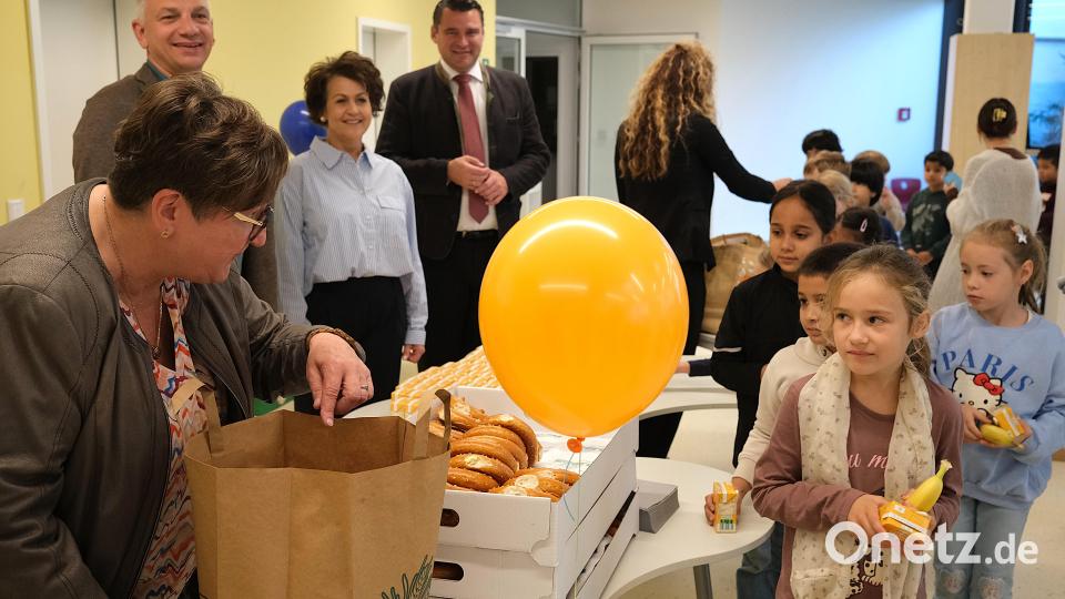 Agenda-Mitarbeiterin Christa Würstl (links) verteilte an die Kinder der Gerhardingerschule Bananen aus fairem Handel und Butterbrezen aus einer regionalen Bäckerei. Für die Aktion "EinTopf für Welt" warben Agenda-Beauftragter Manuel Lischka, Schulleiterin Sandra Drindl und Landrat Thomas Ebeling (von links). Bild: Rudolf Hirsch