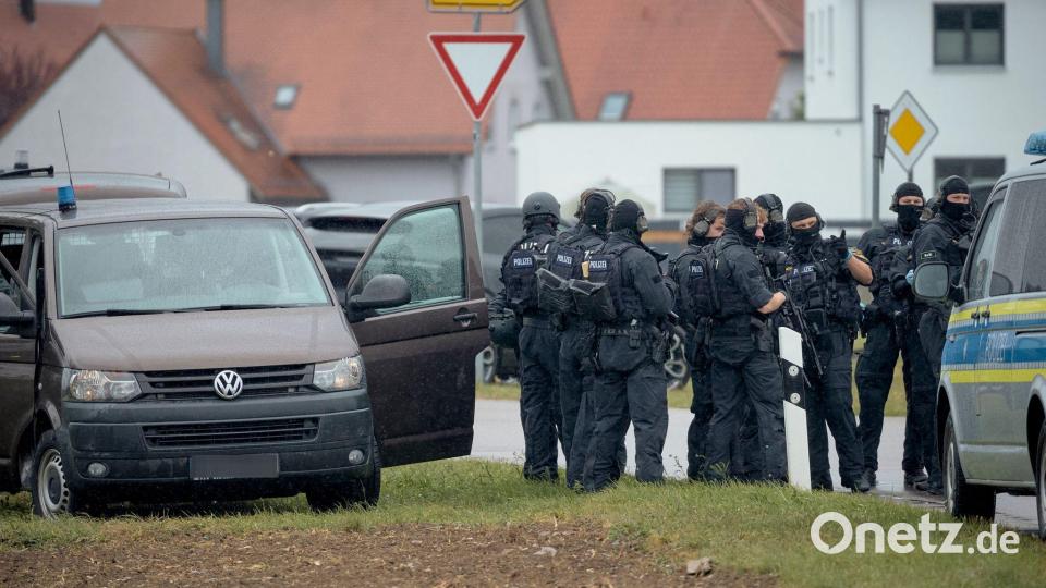 Spezialkräfte der Polizei sind nach schussähnlichen Geräuschen in Berngau (Landkreis Neumarkt in der Oberpfalz) im Einsatz. Bei Schüssen sind nach ersten Erkenntnissen der Polizei zwei Menschen verletzt worden. Bild: Tizian Gerbing/dpa