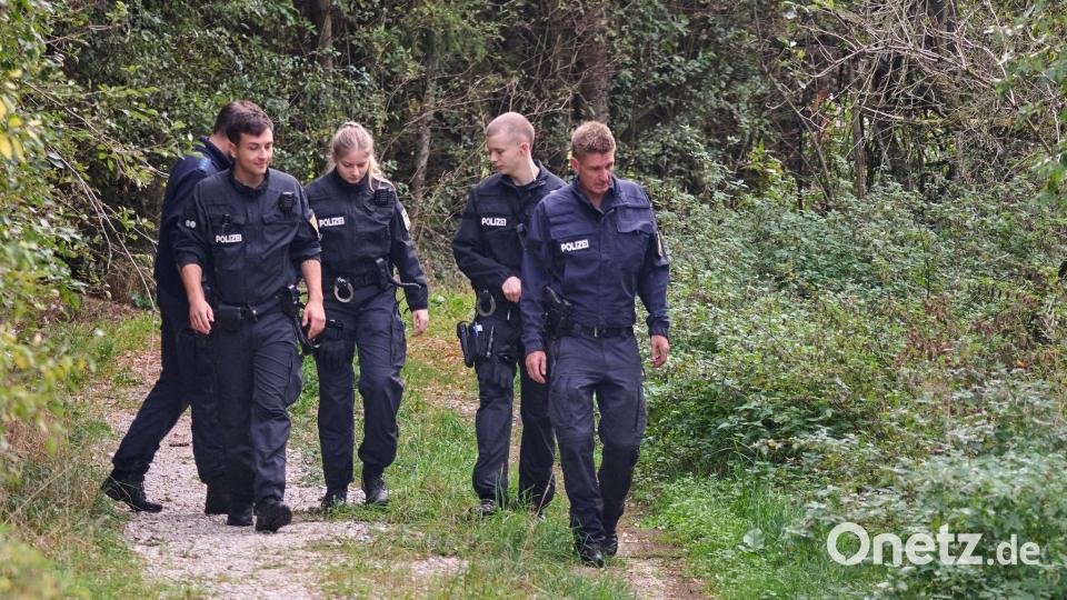 Polizisten suchten das Gebiet auch am Donnerstag weiter nach Spuren des Tiers ab. Bild: Peter Kneffel/dpa