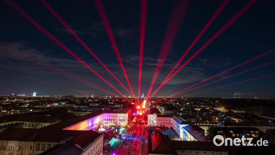 Eine Lasershow statt Feuerwerk gab es auf der Münchner Ludwigstraße 2025 (Archiv). Bild: Peter Kneffel/dpa