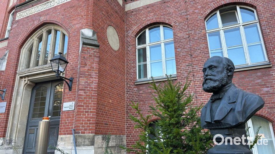 Der viele Jahre in Berlin arbeitende Mediziner Rudolf Virchow erkannte im 19. Jahrhundert den engen Zusammenhang zwischen Cholera-Ausbrüchen und unreinem Trinkwasser - hier eine Büste des Gelehrten vor dem Pathologischen Institut auf dem historischen Charité-Campus Berlin-Mitte. (Archivbild) Bild: Gregor Tholl/dpa