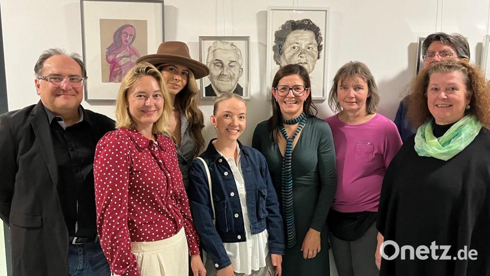 Opa Emil mittendrin: Prof. Dr. Markus Wittmann (von links), Sonja Dobmeier, Sophie Grüner, Eva Achatz, Karin Achatz, Ursula Wohlfeld, Brigitte Lindner, Jürgen Huhn vor dem Portrait Emil Schickers. Bild: Renate Neuhierl | medbo KU
