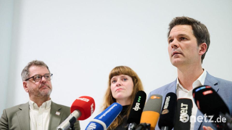 SPD-Chef Steffen Krach (r-l), die Linke-Landesvorsitzende Kerstin Wolter und Grünen-Fraktionschef Werner Graf informierten auf einer Pressekonferenz über Ergebnisse der Vorgespräche zur Regierungsbildung. Bild: Annette Riedl/dpa