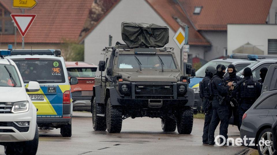 Spezialkräfte der Polizei sind nach schussähnlichen Geräuschen in Berngau (Landkreis Neumarkt in der Oberpfalz) im Einsatz. Bei Schüssen sind nach ersten Erkenntnissen der Polizei zwei Menschen verletzt worden. Bild: Tizian Gerbing/dpa
