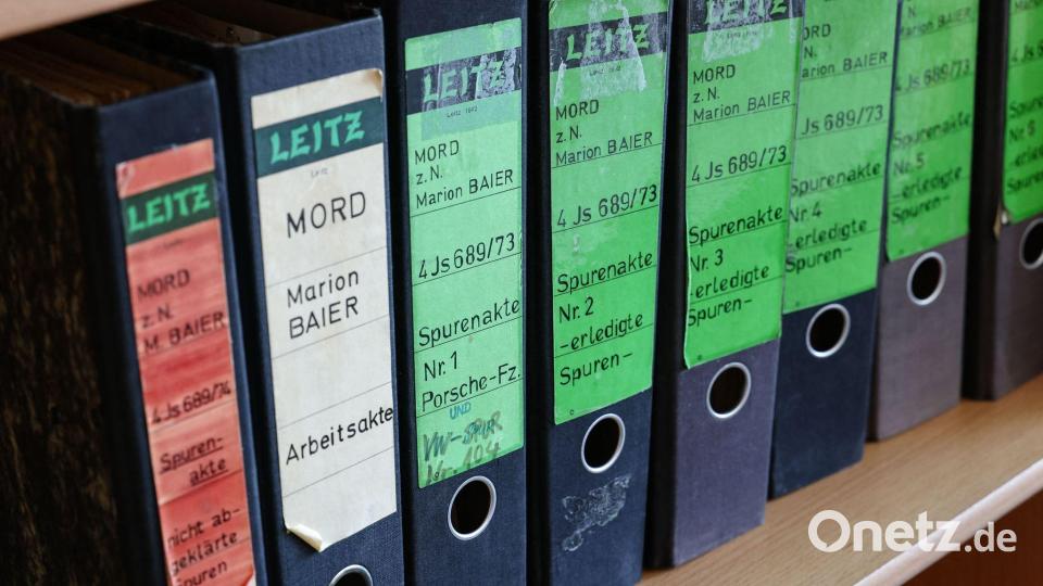 Alte Original-Akten des Cold Case „Mord Marion Baier“ von 1973. Bild: Daniel Löb/dpa