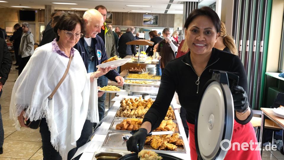 Die aus Indonesien stammende Elisabeth Schön (rechts) bietet beim kulinarischen Aktionstag im Landratsamt wieder Fleischtaschen und Kartoffelfrikadellen nach einheimischen Rezepten an. Bild: Rudolf Hirsch