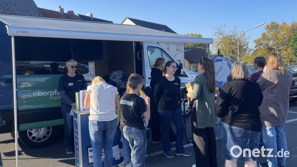 Redaktion on Tour machte am Mittwoch Halt in Neustadt/WN. Viele Interessierte nutzten die Gelegenheit zum Austausch. Bild: Paulina Schmidt