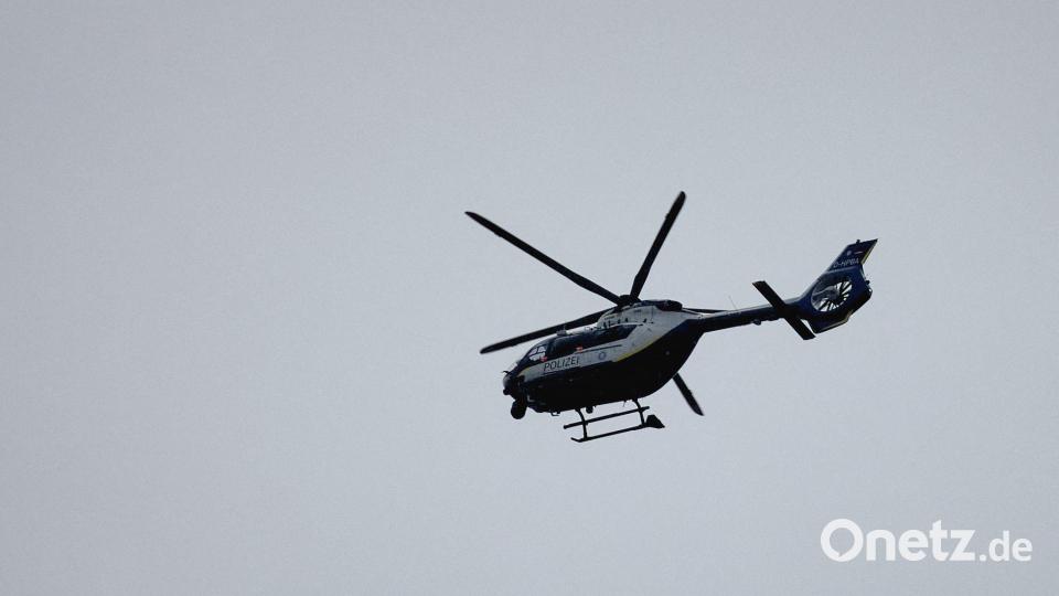 Wegen schussähnlicher Geräusche läuft ein größerer Polizeieinsatz in Berngau (Landkreis Neumarkt in der Oberpfalz), bei dem auch ein Hubschrauber im Einsatz ist. Bild: Tizian Gerbing/dpa