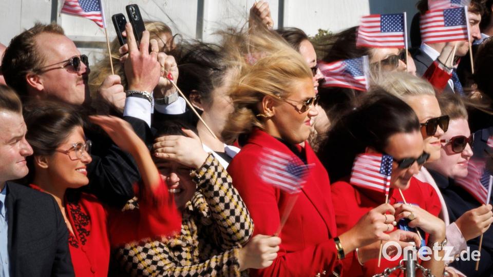 Besucher mit amerikanischen Fahnen beobachten, wie US-Präsident Trump vom Südrasen des Weißen Hauses an Bord der „Marine One“ abhebt. Bild: Tom Brenner/AP/dpa