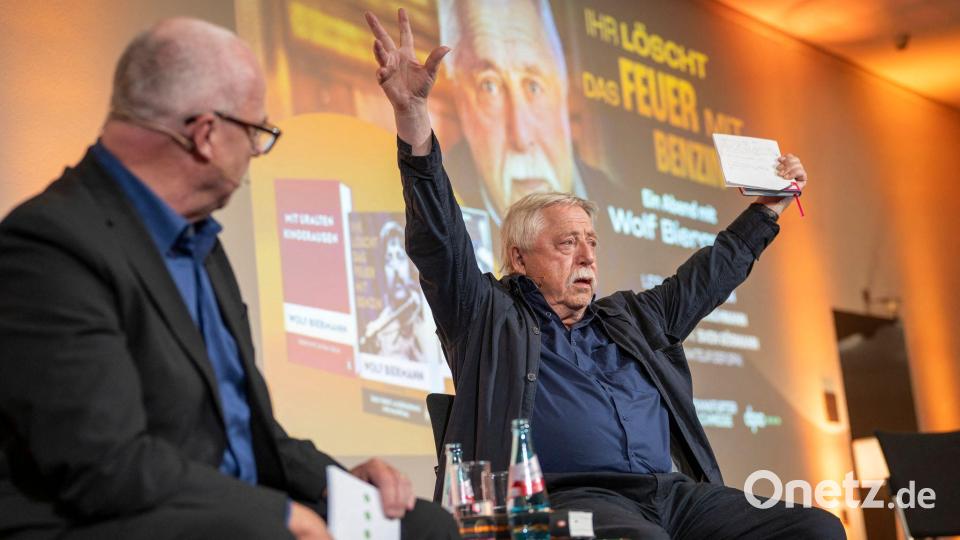 Wolf Biermann spricht mit viel Gestikulieren über seine jetzt veröffentlichen Tagebücher. Bild: Andreas Arnold/dpa