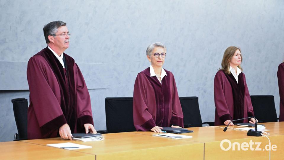 Die Vorsitzende Richterin Bettina Brückner (Mitte) erklärt den Fall. Bild: Uli Deck/dpa