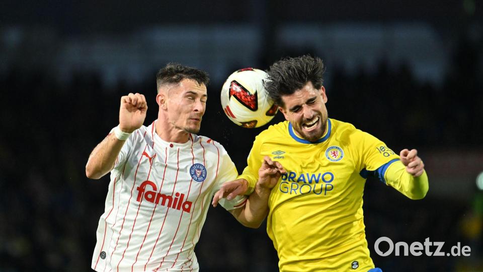 Im Zweikampf: Fabio Di Michele Sanchez von Eintracht Braunschweig (r) und Adrian Kapralik von Holstein Kiel. Bild: Swen Pförtner/dpa