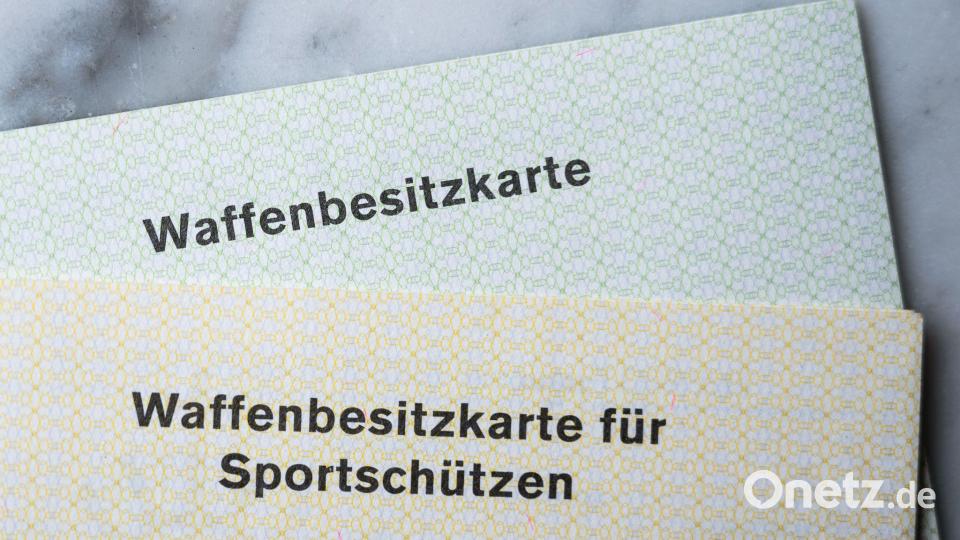 Eine Waffenbesitzkarte berechtigt in Deutschland zum legalen Besitz von Schusswaffen. (Archivbild) Bild: Silas Stein/dpa