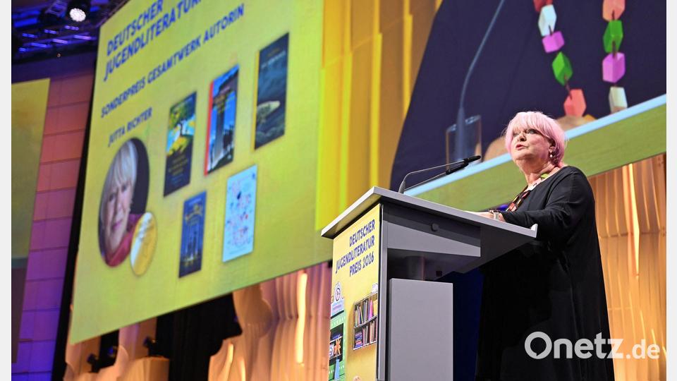 Jutta Richter erhielt den mit 12.000 Euro dotierten Deutschen Jugendliteraturpreis 2026. Bild: Jennifer Brückner/dpa