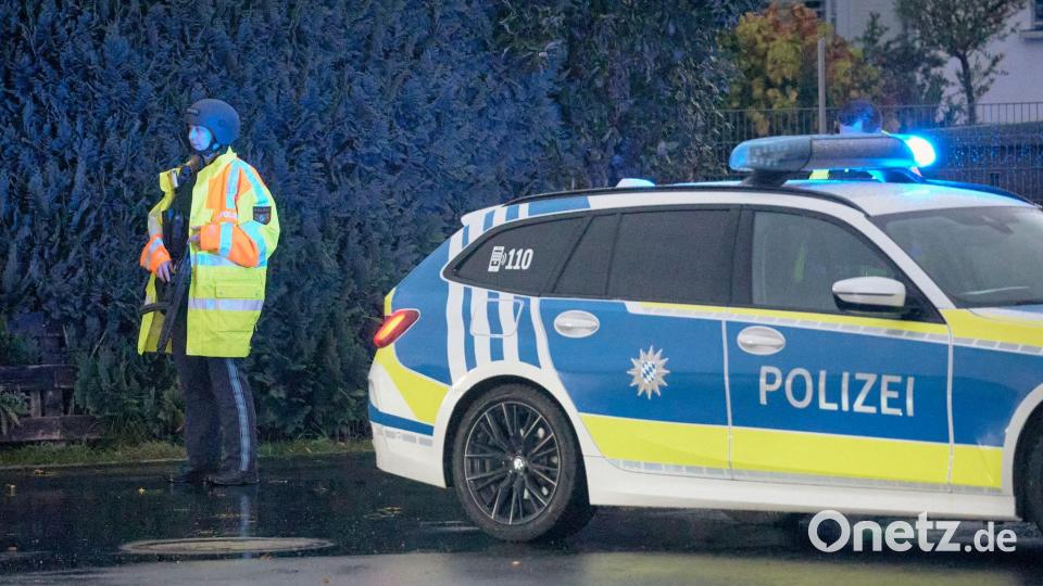 Kräfte der Polizei sind in Berngau (Landkreis Neumarkt in der Oberpfalz) im Einsatz. Bei einer Waffenkontrolle ist ein Behördenmitarbeiter erschossen worden. Eine zweite Person sei schwer verletzt worden, teilte die Polizei mit. Bild: Tizian Gerbing/dpa