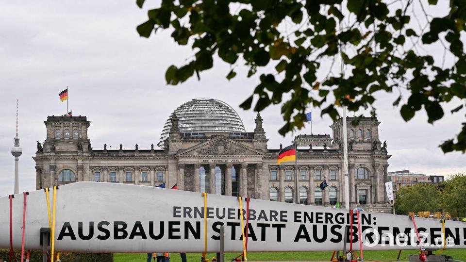 Unter dem Motto „Erneuerbare Energien: Ausbauen statt Ausbremsen“ haben Unternehmen und Verbände der Erneuerbaren-Branche im Berliner Regierungsviertel demonstriert. Bild: Soeren Stache/dpa
