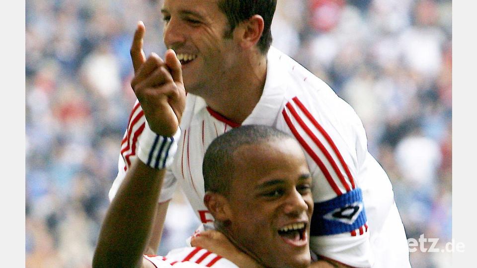 Kompany (vorne) und van der Vaart spielten zusammen für den HSV. (Archivbild) Bild: Maurizio Gambarini/dpa