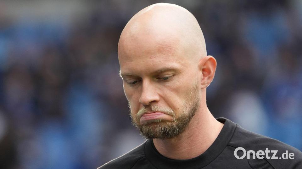 Kölns Trainer René Wagner hat den Rückhalt der Bosse, bei den Fans indes kaum Kredit. (Archivbild) Bild: Marcus Brandt/dpa