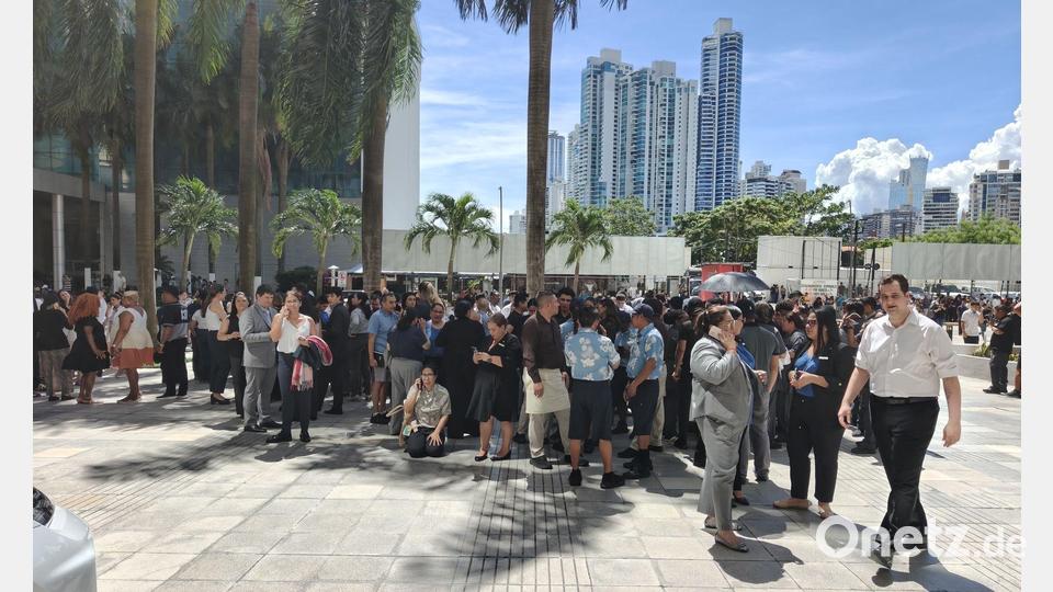 Menschen versammeln sich nach dem schweren Beben im Freien. Bild: Li Jiaxu/XinHua/dpa