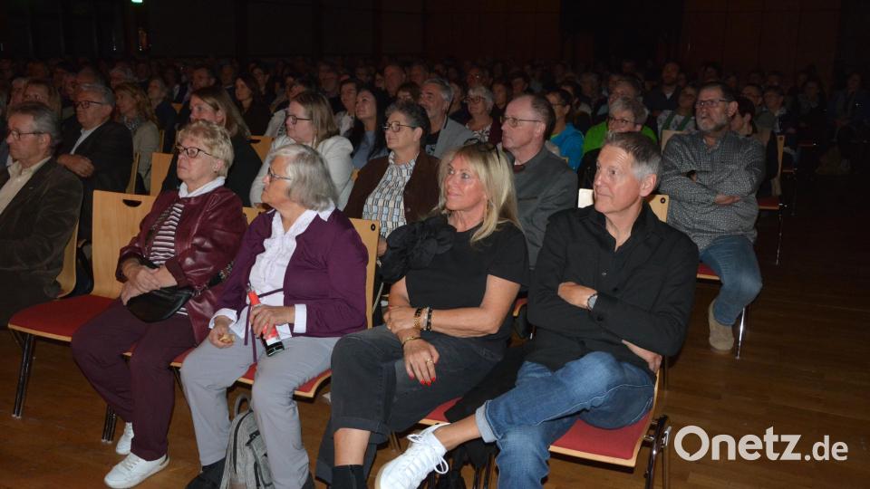 Knapp 300 Besucher kamen am Samstagabend in Kettelerhaus und genossen einen unterhaltsamen Theaterabend. Bild: Josef Rosner