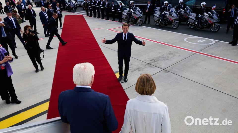 Macron begrüßt Steinmeier auf dem Flughafen Bordeaux Bild: Bernd von Jutrczenka/dpa