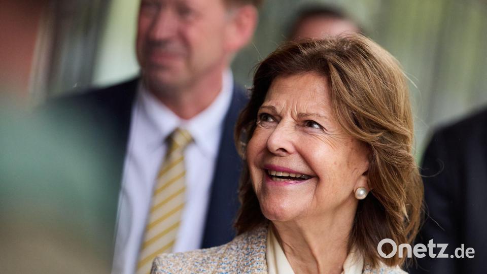 Königin Silvia besuchte den Neubau ihrer alten Schule. Bild: Rolf Vennenbernd/dpa