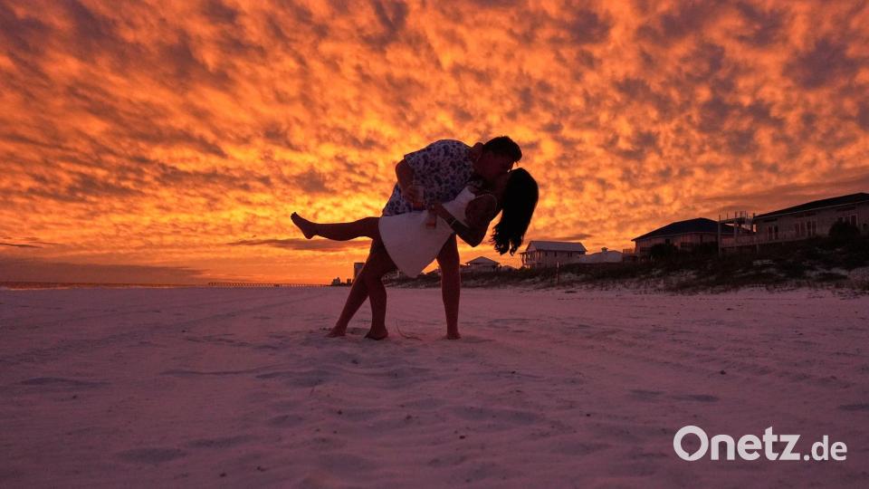 David Pipes und seine Braut McKenzie Hathoot posieren für Freunde und Familie, nachdem sie gerade zu ihrem Hochzeitswochenende eingetroffen sind, während sich der Hurrikan „Isaias“ Pensacola Beach in Florida nähert. Bild: Gerald Herbert/AP/dpa