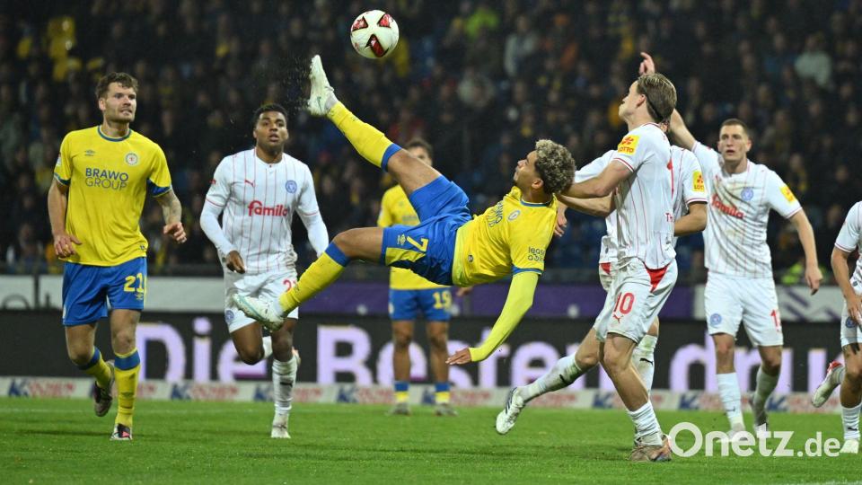Fallrückzieher-Versuch: Braunschweigs Yann Sturm im Spiel gegen Holstein Kiel. Bild: Swen Pförtner/dpa