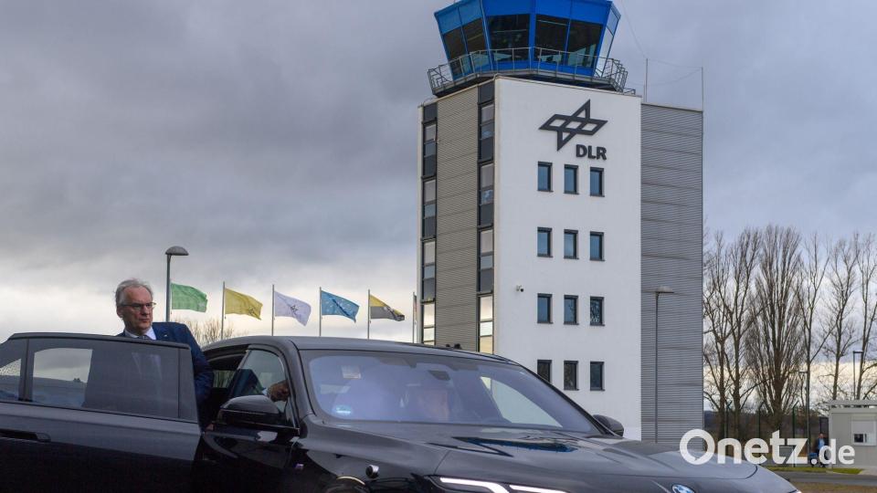 Die meisten Dienstwagen der Landesregierung von Sachsen-Anhalt - wie hier vom früheren Ministerpräsidenten Reiner Haseloff (CDU) - kommen von BMW. (Archivbild) Bild: Klaus-Dietmar Gabbert/dpa