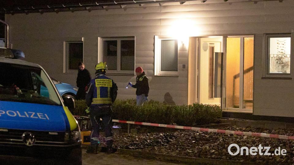 Die Polizei sichert den Tatort rund um das Haus des Tatverdächtigen. Bei einer Waffenkontrolle in der Oberpfalz sind eine Mitarbeiterin und ein Mitarbeiter des Landratsamts Neumarkt erschossen worden. Bild: Tizian Gerbing/dpa
