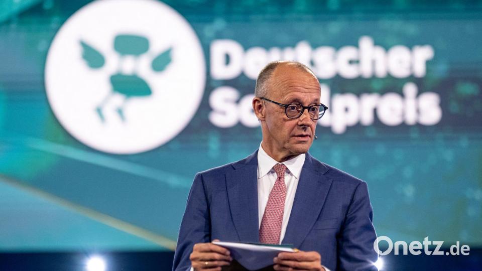 Bundeskanzler Friedrich Merz (CDU) hatte für eine Kraftanstrengung in der Bildungspolitik geworben. Zuletzt würdigte er die Lehrkräfte im Land bei der Verleihung des deutschen Schulpreises als „wichtigstes Berufsgruppe“ des Landes. (Archivbild) Bild: Fabian Sommer/dpa