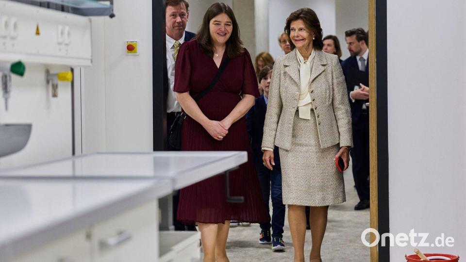 Königin Silvia machte auch Fotos von den modernen Klassenräumen. Bild: Rolf Vennenbernd/dpa