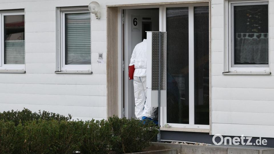 Am Tatort suchten Spezialisten am Freitag weiter nach Spuren. Bild: Daniel Löb/dpa