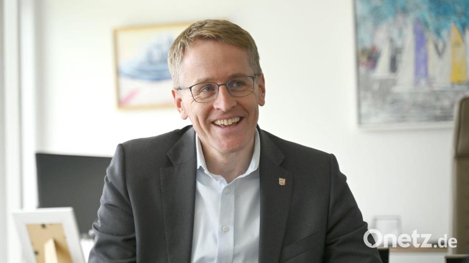 Daniel Günther sang gemeinsam mit Ina Müller „Verdammt, ich lieb' Dich“ von Matthias Reim. (Archivbild) Bild: Katrin Luxenburger/dpa