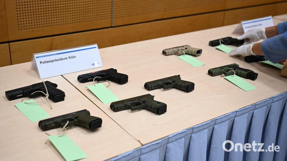 Die Polizei hat mehrere Schusswaffen sichergestellt. Bild: Federico Gambarini/dpa