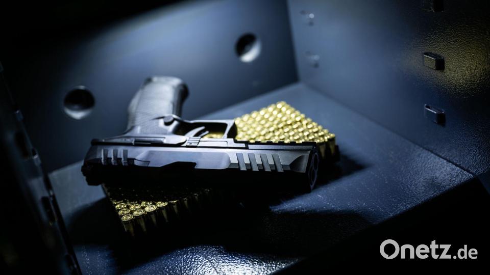 Schusswaffen und Munition müssen in Deutschland gesichert aufbewahrt werden. (Symbolbild) Bild: Silas Stein/dpa