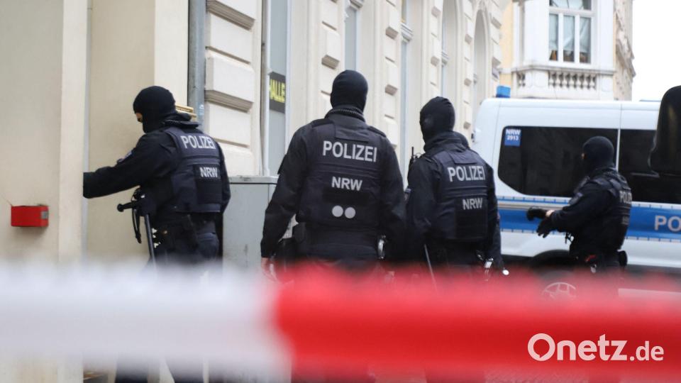 Razzia am Morgen: Am Donnerstag waren Einsatzkräfte gegen das mutmaßliche Netzwerk vorgegangen. (Archivbild) Bild: ----/dpa