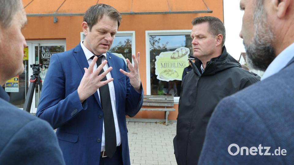 Landrat Martin Meier zeigte sich entsetzt. Bild: Daniel Löb/dpa