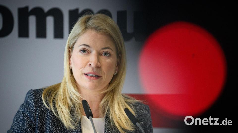 Bahnchefin Evelyn Palla hatte bereits angekündigt, dass die Generalsanierung wichtiger Strecken länger dauern wird. (Archivbild) Bild: Bernd von Jutrczenka/dpa