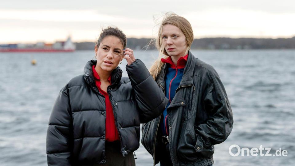 In einem anderen Leben Freundinnen, jetzt kurz Kolleginnen: Mila (links, Almila Bagriacik) und Anna Nowak (Lilith Stangenberg in einer Episodenrolle). Der erste Teil einer Doppelfolge des Kieler „Tatorts“, „Unter Freunden“, läuft am 11. Oktober im Ersten. Bild: Thorsten Jander/NDR/ARD/dpa