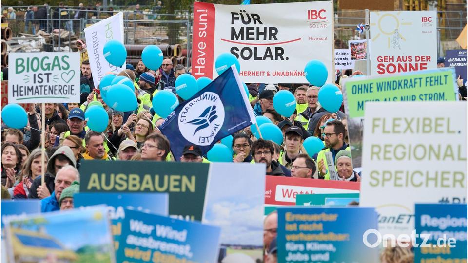 Mit dem Sprechchor „Erneuerbar, unverzichtbar“ machten die Demonstranten auf ihre Forderungen aufmerksam. Bild: Soeren Stache/dpa