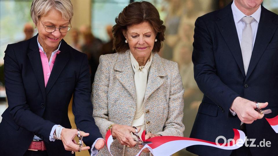 Königin Silvia weiht den Neubau ihrer alten Schule ein. Bild: Rolf Vennenbernd/dpa