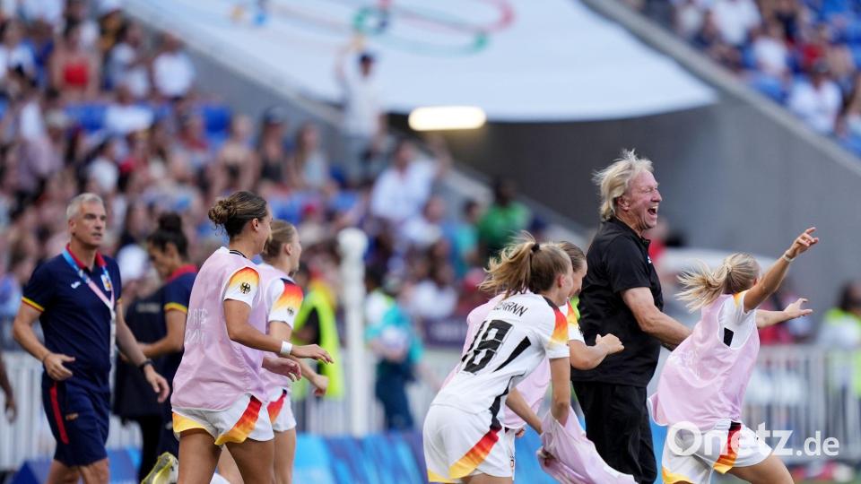 Jubel über Olympia-Bronze: Bundestrainer Horst Hrubesch und die deutschen Fußballerinnen 2024. (Archiv) Bild: Marcus Brandt/dpa
